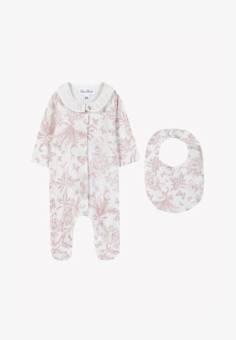 Grenouillère blanche pour bébé et bavoir assorti avec un imprimé floral rose et un col à volants sur la grenouillère.