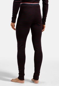 Figurbetonte Leggings in Schwarz mit roten Streifen, ausgestattet mit einem elastischen Bund und einer glatten Textur, die für Komfort und Flexibilität konzipiert sind.