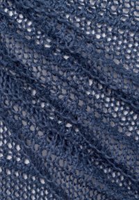 Marineblauwe gebreide kanttextiel met een opengewerkte structuur en een golvende textuur, met ingewikkelde patronen en fijne garen details.