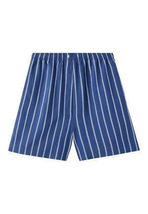 Blå herreboxershorts med lodrette hvide striber og en elastisk taljebånd med en enkelt hvid knap foran i midten.