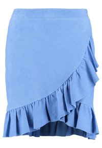 Jupe en daim bleu avec un design asymétrique, dotée d'un ourlet volant et d'une texture lisse et mate. La taille est élégante et sans couture.