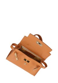 Sac à main en cuir tan avec une surface texturée, matériel doré, ouverture sur le dessus, et poche zippée intérieure, doté de deux poignées supérieures.