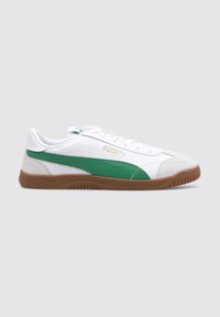 Zapatilla blanca con franja lateral verde, acentos gris claro y logo dorado. Presenta una suela de goma texturizada y un diseño de cordones.