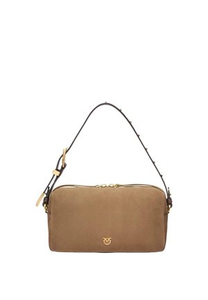 Sac à main rectangulaire en daim marron clair avec fermeture éclair dorée et logo, équipé d'une sangle foncée avec de petites clous dorés et une boucle en cuir ajustable.