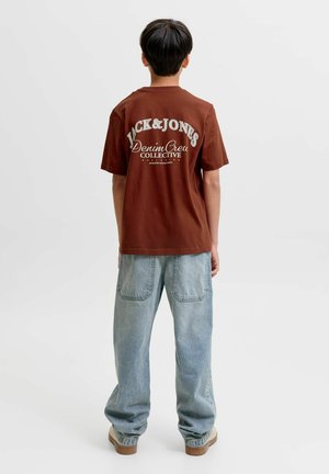 Jack & Jones Junior, JJEBRANDES BACKP RELAXED TEE SS SN JNR - Trükipildiga T-särk - fired brick