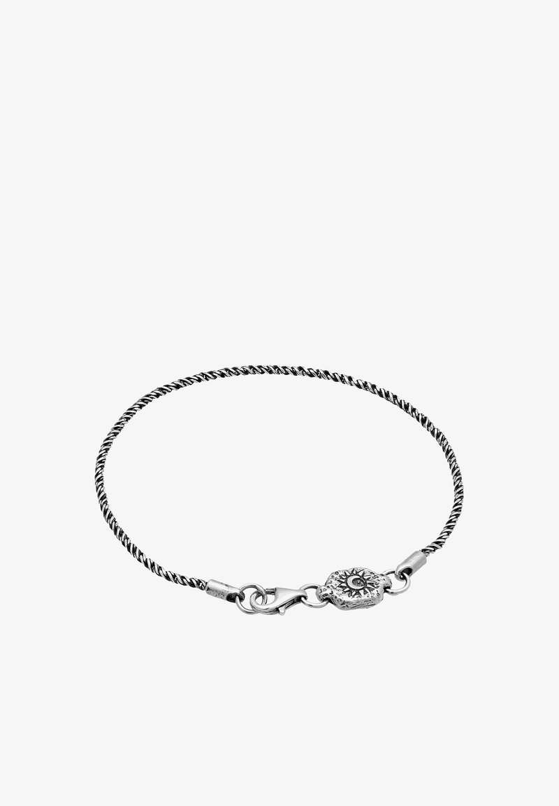 Bracelet en fil métallique argenté torsadé avec un fermoir décoratif au motif solaire. Texture lisse avec des accents polis et une fermeture sécurisée.