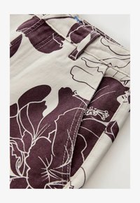 Ei valittu, ecru burgundy floral