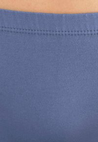 Nahaufnahme eines blauen Stoffbundes mit sichtbaren Nähten und glatter Textur.
