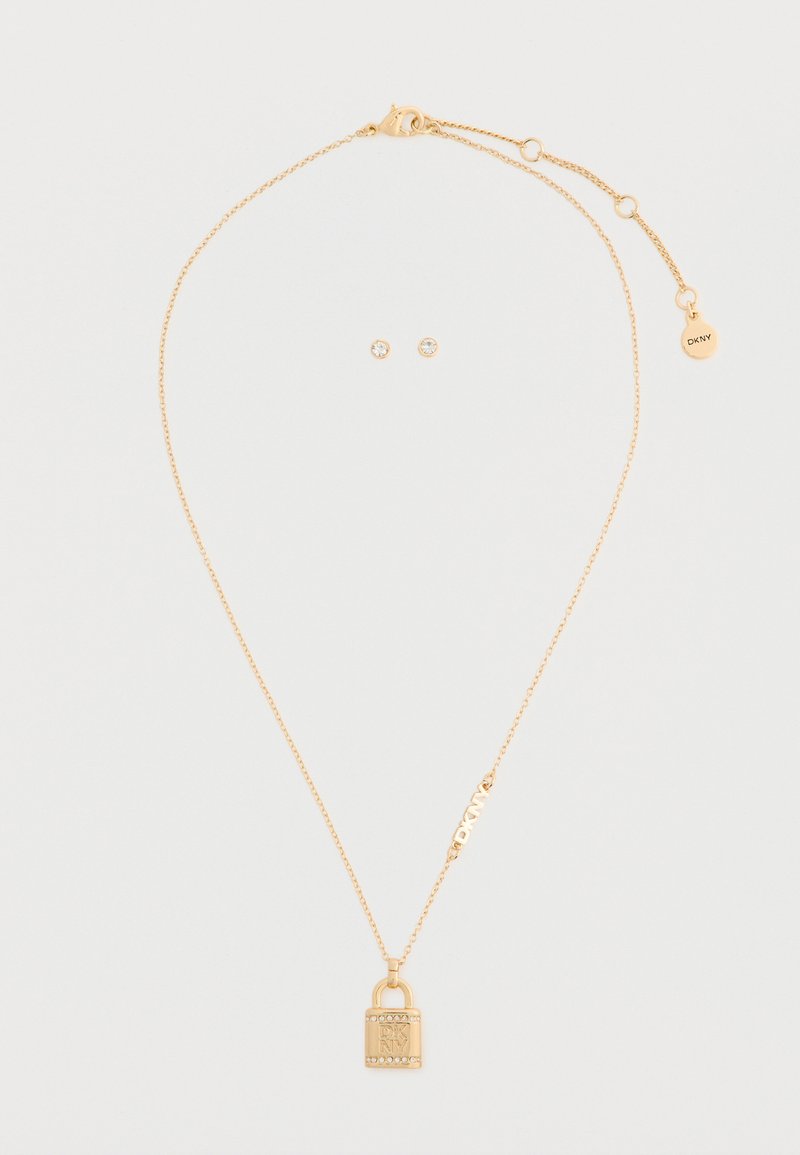 Collana in tono oro con pendente a forma di lucchetto e incisione "DKNY", abbinata a orecchini a perno coordinati con pietre trasparenti.
