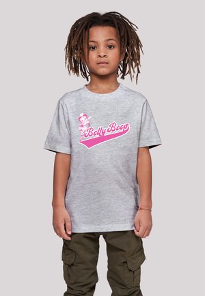 Graues Baumwoll-T-Shirt mit einem pinken Betty Boop-Motiv. Kurze Ärmel und Rundhalsausschnitt. Kombiniert mit olivgrünen Cargo-Hosen.