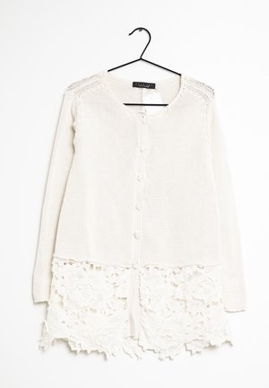 Weißer Cardigan mit einem strukturierten Strickoberteil und einer Spitzenborte am Saum, mit langen Ärmeln und sieben Knöpfen an der Vorderseite.