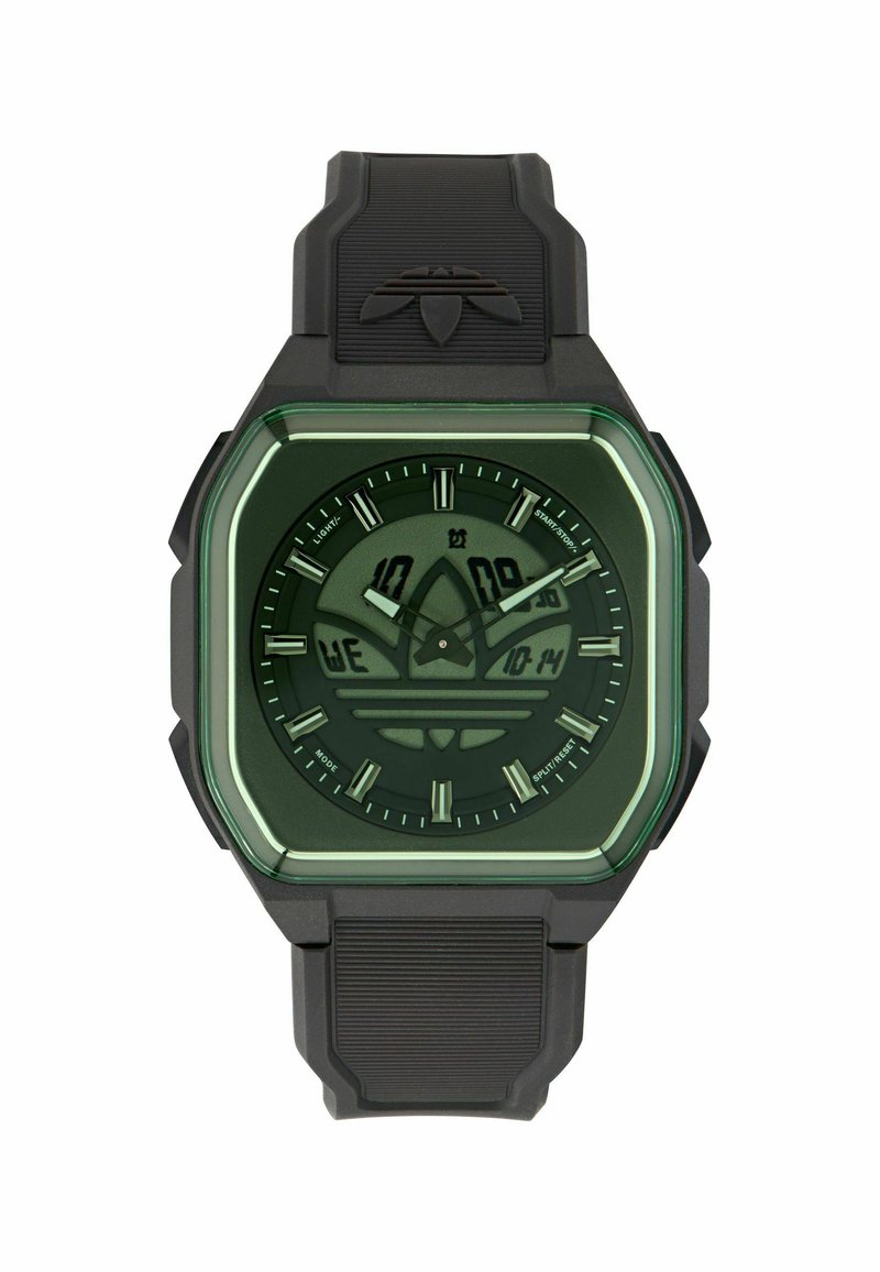 Zwart digitaal-analoog sporthorloge met vierkante groene rand, Adidas-logo op de wijzerplaat en een rubberen band met geprofileerd logo nabij de bovenzijde.