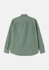 Camisa verde de manga larga hecha de mezcla de algodón, con cuello de camisa, puños con botones y un diseño de dobladillo recto.