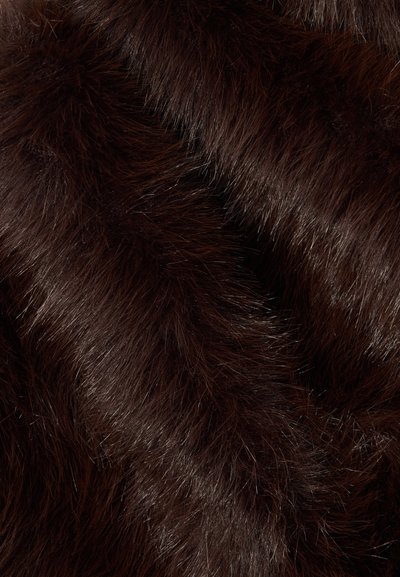 Tecido de pele sintética castanha com fibras longas e suaves, apresentando uma textura ondulada e um brilho lustroso. Cor rica e profunda com variações subtis.