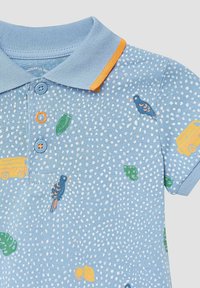 Hellblauses Kinder-Polohemd mit weißen Punkten, kleinen gelben Bussen, grünen Blättern und blauen Vögeln mit orangefarbenen Akzenten.