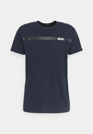 T-shirt bleu marine à manches courtes avec col rond, petite poche poitrine, et une bande noire traversant la poitrine avec le logo "REPLAY".