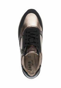 Sneaker en bronze métallique et noir avec une tige texturée, des lacets en textile, une fermeture éclair sur le côté et une semelle intérieure rembourrée. Logo visible sur la semelle intérieure.