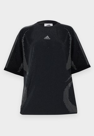 Schwarzes Sport-T-Shirt mit lockerem Sitz, Mesh-Design, rundem Ausschnitt und dezentem Logo auf der Brust. Überall perforierte Textur.