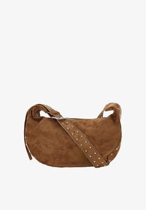 Borsa a tracolla in camoscio marrone con forma curva, decorata con borchie argentate lungo la tracolla e chiusura con zip sulla parte superiore.