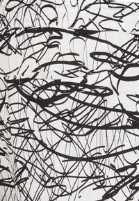 Motif abstrait en lignes noires sur fond de tissu blanc, texture lisse, avec des lignes de différentes épaisseurs créant un design chaotique.