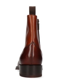 Stivaletto in pelle marrone con punta arrotondata, pannello laterale elastico e linguetta sul retro. Presenta un tacco basso e spesso e una finitura liscia.