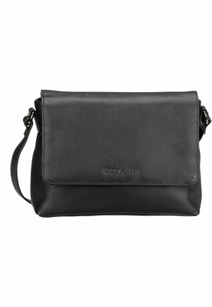 Sac bandoulière en cuir noir avec une finition texturée, rabat repliable et une bandoulière réglable. Présente le nom de la marque "bugatti" gaufré à l'avant.
