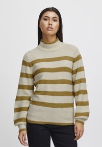 Strickpullover mit hochgeschlossenem Kragen, der breite beige und olivgrüne Streifen hat, lange Ärmel und gerippte Bündchen und Saum. Weiche Textur.