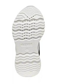 Suola di sneaker bianca con motivo ondulato del battistrada, perforazioni circolari e marchio in rilievo "GEOX" al centro. Materiale in gomma.