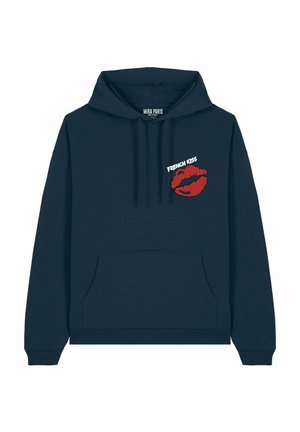 Donkerblauwe hoodie met een voorzak, voorzien van een rode lippenafbeelding en de tekst "FRENCH KISS" in het wit, gemaakt van zacht katoen.