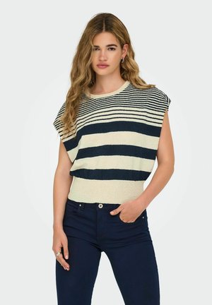 T-shirt tricoté rayé en crème et marine, avec des manches courtes, un col rond et un tissu texturé, associé à un jean foncé.