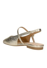 Zlaté metalické slingback boty na plochém podpatku se zaoblenou špičkou, textured svrškem a designem s křížovými popruhy. Hladká béžová stélka.