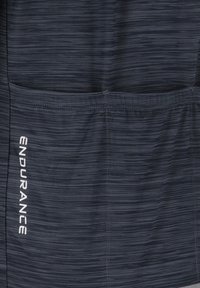 Marina träningsshorts med horisontellt randmönster, med elastisk midja och reflekterande "ENDURANCE"-logotyp på vänster sida.