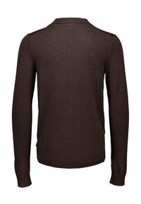 Mörkbrun långärmad stickad tröja med ribbat krage, muddar och fåll, visad från baksidan på en vit bakgrund.