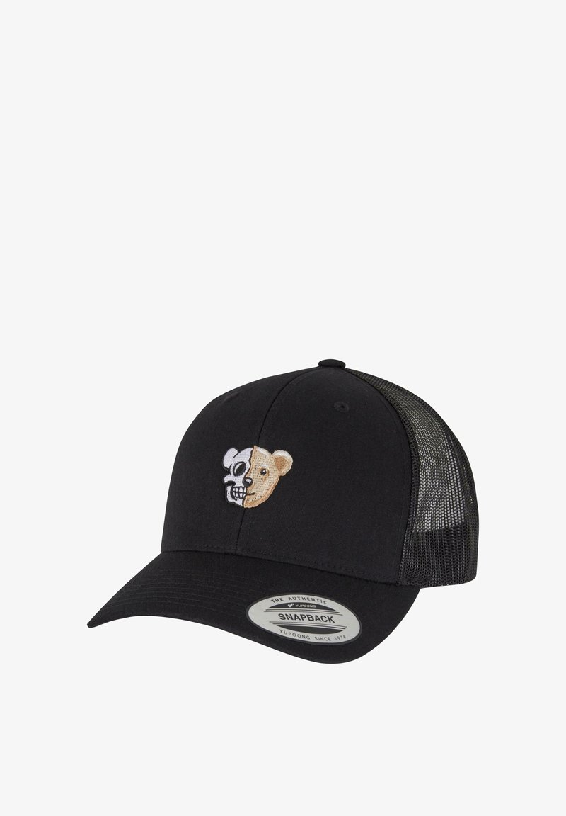 Svart snapback-cap med brodert design av et to-farget bjørneskalle og bjørneansikt. Mesh-bakside for god pusteevne.