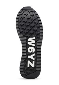 Semelle de chaussure en caoutchouc noir avec un motif de traction texturé en forme d'étoile, et de grandes lettres blanches affichant "W6YZ" intégrées dans le design.