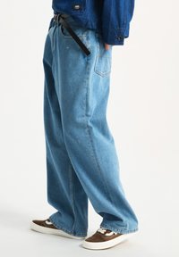 Vans CHECK-5 BAGGY  - Straight leg jeans - medium blue