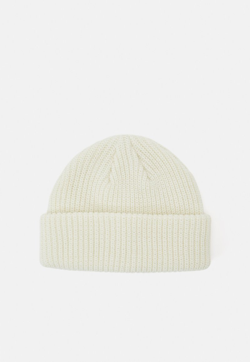 Kootud beanie heledas kreemjas värvitoonis, millel on soonikkoes, volditud serv ning peened ülemise õmbluse detailid, mis annavad lisastruktuuri.