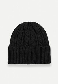 Caciula tricotată neagră cu un model de tricotaj cu cablu și o margine riberată pliată. Fabricată din fire groase, având o suprafață texturată.