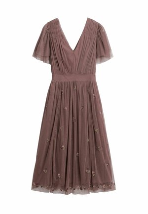 Lilla kjole med V-udskæring, korte flagrende ærmer, rynket krop og blomstret broderi. Flydende nederdel med lagdelt tekstur.