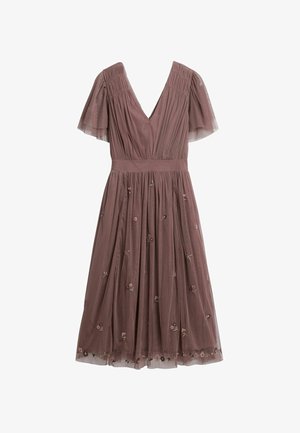 Fioletowa sukienka z dekoltem w kształcie litery V, krótkimi falbanowymi rękawami, marszczonym gorsetem i kwiatowym haftem. Zwiewna spódnica z warstwową teksturą.