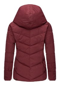 Chaqueta acolchada roja con capucha. Diseño de costura en forma de chevrón, mangas largas y puños elásticos. Presenta una insignia de logo en la manga izquierda.
