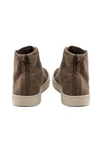 Botas de tobillo de lona marrón con un acabado texturizado, con suelas de goma blanca y un lazo trasero para ponerlas y quitarlas con facilidad.