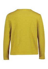 Maglione giallo lavorato a maglia con maniche lunghe e un semplice scollo rotondo, con una texture liscia e bordi puliti e rifiniti.