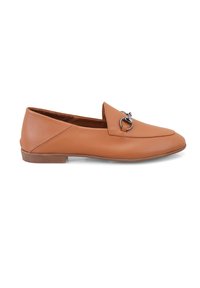 Braune Lederloafer mit flacher Sohle, spitzem Zehenbereich und einem dekorativen silbernen Ringakzent an der Vorderseite. Glatte Textur und elegantes Design.