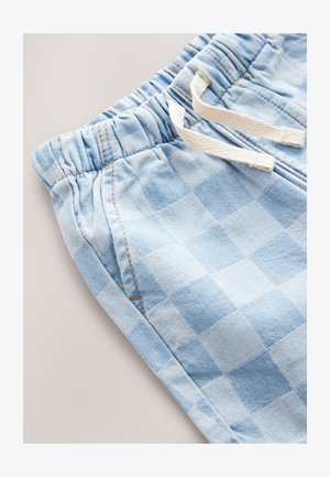 Világoskék kockás rövidnadrág puha anyagból, rugalmas derékrésszel és fehér húzózsinórral. Látható varrásokkal és oldalzsebbel rendelkezik.