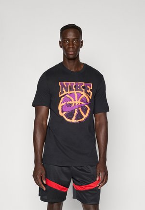 Schwarzes Baumwoll-T-Shirt mit grafischem, mehrfarbigem Basketball und dem Wort "NIKE" in fetten Buchstaben. Getragen mit schwarzen Shorts mit roten Akzenten.