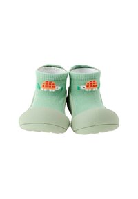 Zapatitos suaves verdes para niños pequeños con suelas flexibles y parte superior de calcetín tejido con un diseño de tortuga naranja y hojas verdes.