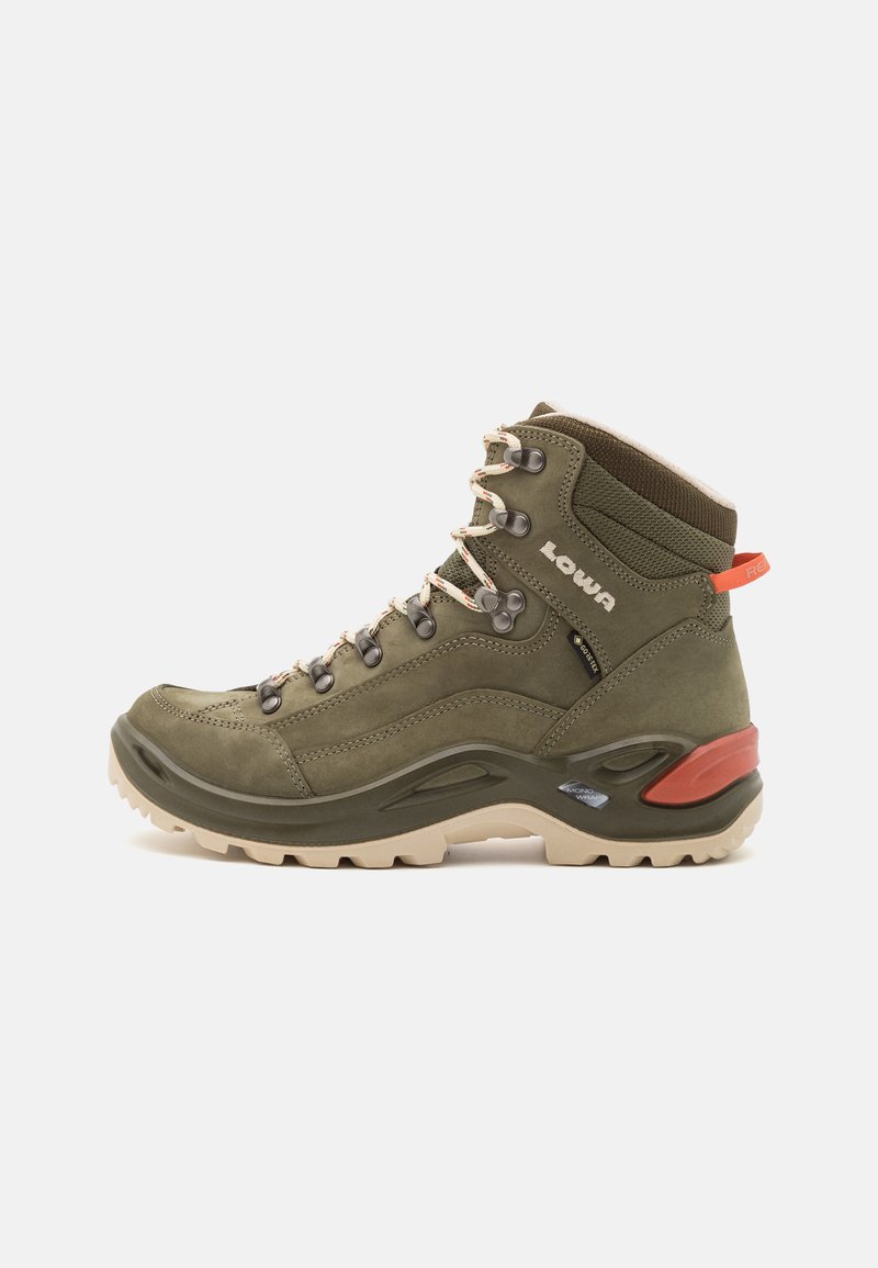 Grüne Leder-Wanderschuhe mit beiger Sohle, metallischen Ösen, gepolstertem Kragen und rotem Absatzakzent. Besitzt eine robuste Konstruktion für Langlebigkeit.