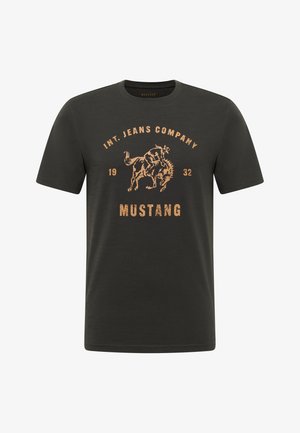 Schwarzes T-Shirt mit kurzen Ärmeln und einem braunen Vintage-Druck eines Reiters auf einem steigenden Pferd, Text "INT. JEANS COMPANY 1932 MUSTANG."