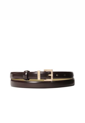 Ceinture en cuir marron foncé avec boucle rectangulaire dorée et passant doré marqué de la marque, enroulée sur fond blanc.